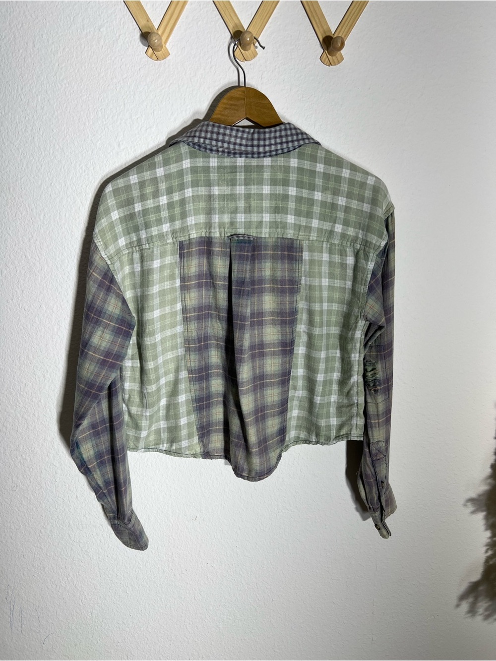 AMERICAN EAGLE • cropped flannel shirt in green and blue patchwork plaid - Picture 6 of 10